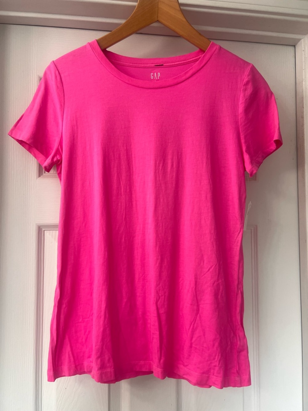 GAP Bright Pink Short Sleeve Crewneck Tee Sz Small 
Casual